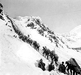 Thousands on ChilkootPass during the klondike gold rush