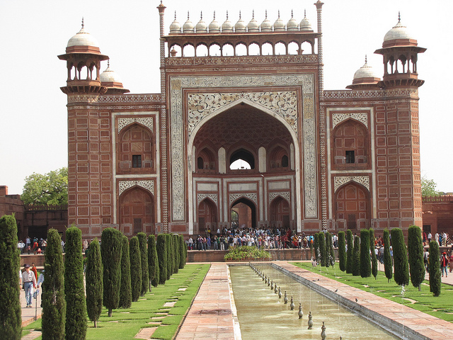 Two redstone buildings on each side of Taj Mahal