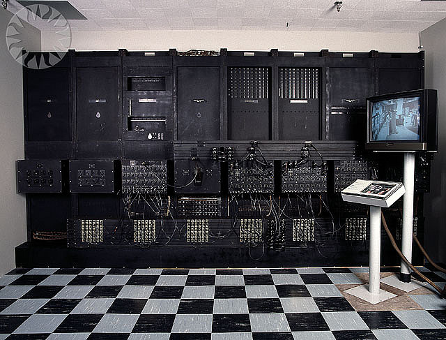 Look at that ENIAC - Now that's a computer!!