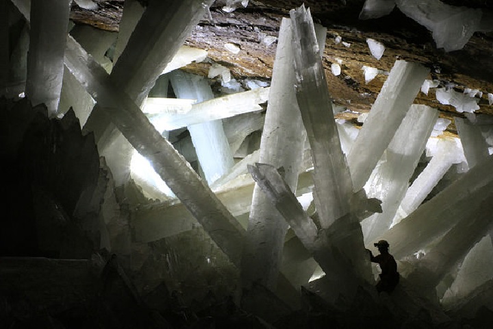 The cave of giant crystals